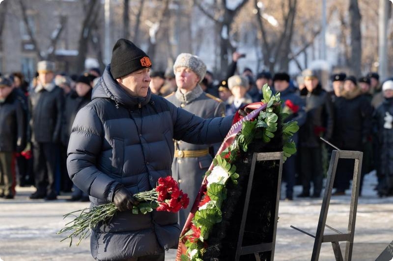 Евгений Куйвашев возложил цветы к памятнику Георгию Жукову в честь Дня защитника Отечества