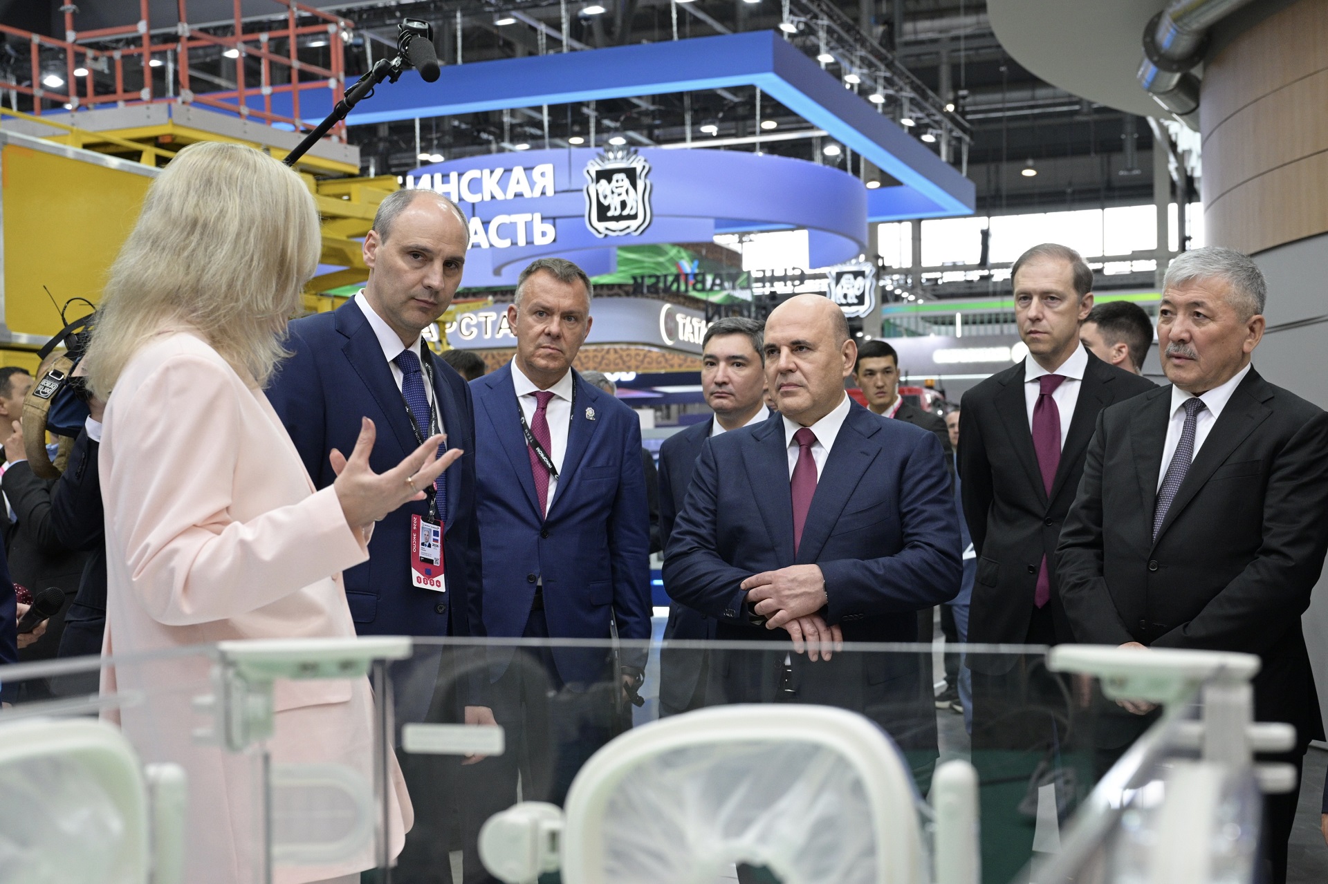 Денис Паслер на площадке ИННОПРОМ-2026 представил Михаилу Мишустину достижения уральских предприятий